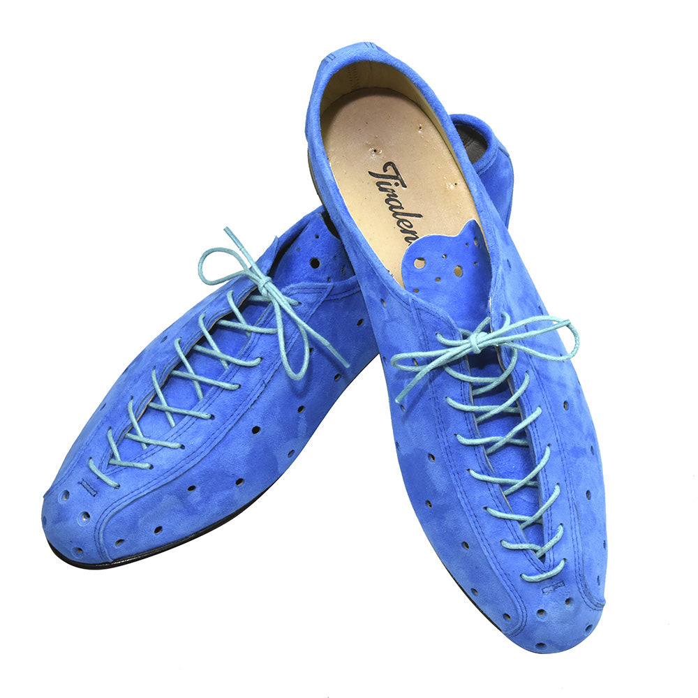 Walking shoes in light blue suede