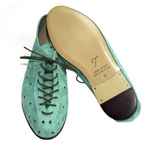 Load image into Gallery viewer, Walking shoes in green suede