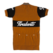 Charger l&#39;image dans la galerie, Maillot Tre Cime di Lavaredo avec les caracteres Tiralento
