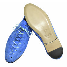 Load image into Gallery viewer, Walking shoes in light blue suede

