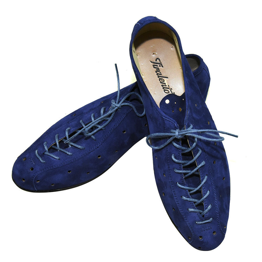 Walking shoes in blue suede