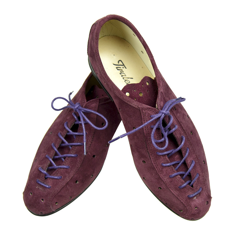 Walking shoes in plum suede